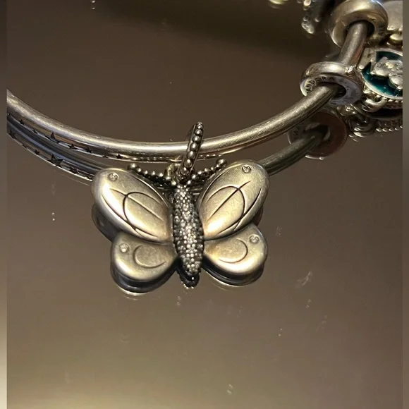 Authentic PANDORA Celestial
Limited Edition 925 Bangle with 4 charms for mom - Picture 4 of 16